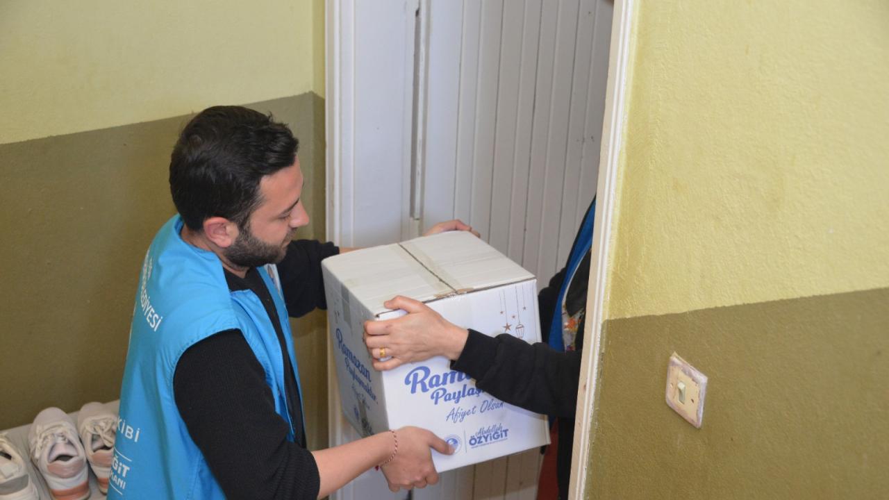 Yenişehir Belediyesinin gıda kolisi desteği Ramazan ayında devam ediyor