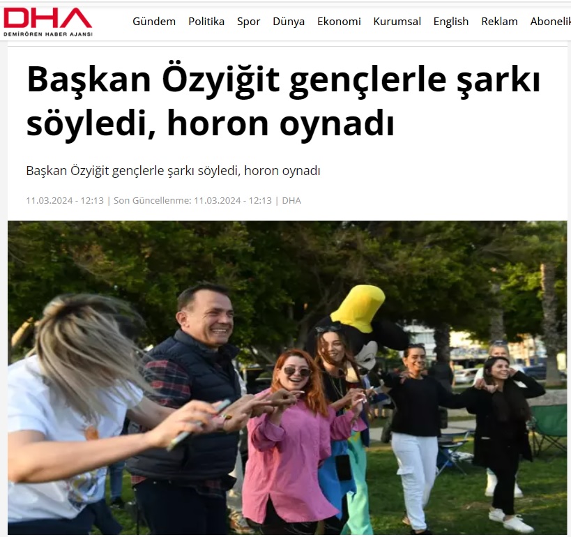 Başkan Abdullah Özyiğit gençlerle şarkı söyledi, horon oynadı