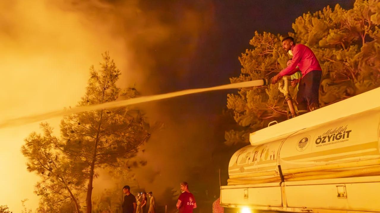 Yenişehir Belediyesi Silifke’de yangın söndürme çalışmalarına destek verdi