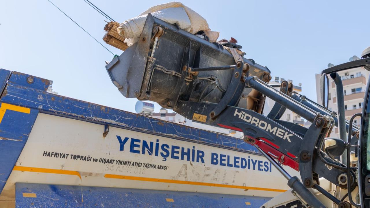 Yenişehir Belediyesi “çöp ev” niteliğindeki meskenden bir kamyon çöp çıkardı