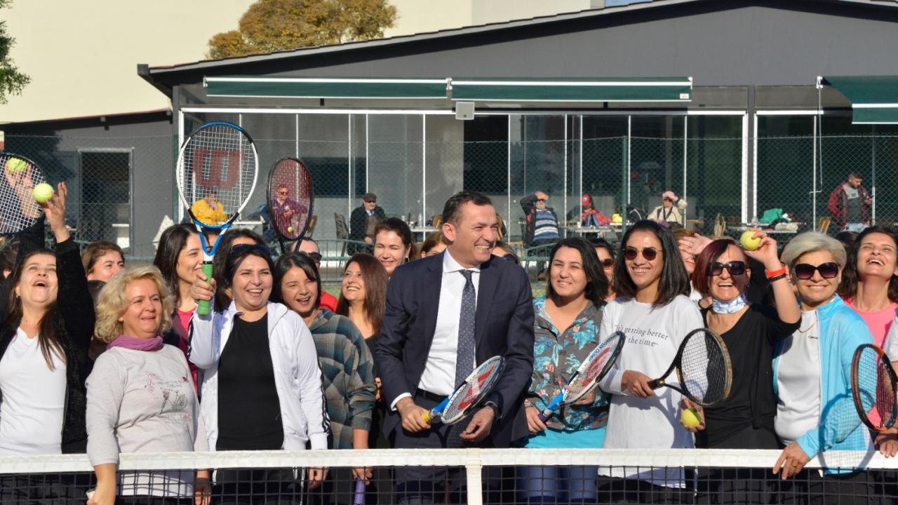 Özyiğit, ‘Çay Saatinde’ Kadınlarla Tenis Oynadı