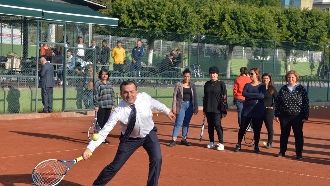 Özyiğit, ‘Çay Saatinde’ Kadınlarla Tenis Oynadı