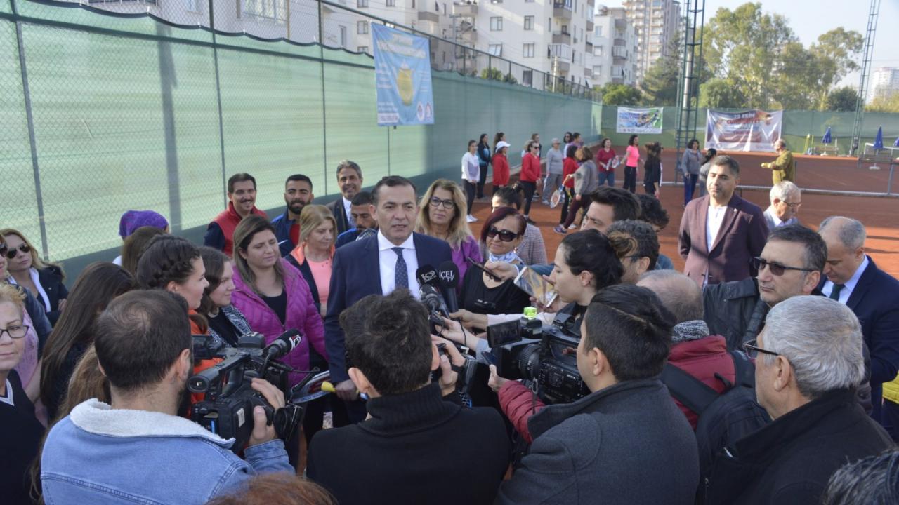 Özyiğit, ‘Çay Saatinde’ Kadınlarla Tenis Oynadı