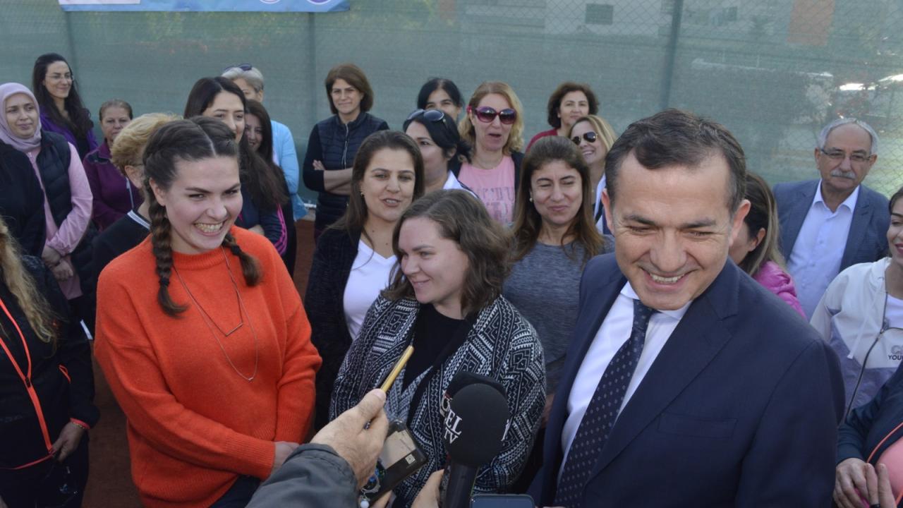 Özyiğit, ‘Çay Saatinde’ Kadınlarla Tenis Oynadı