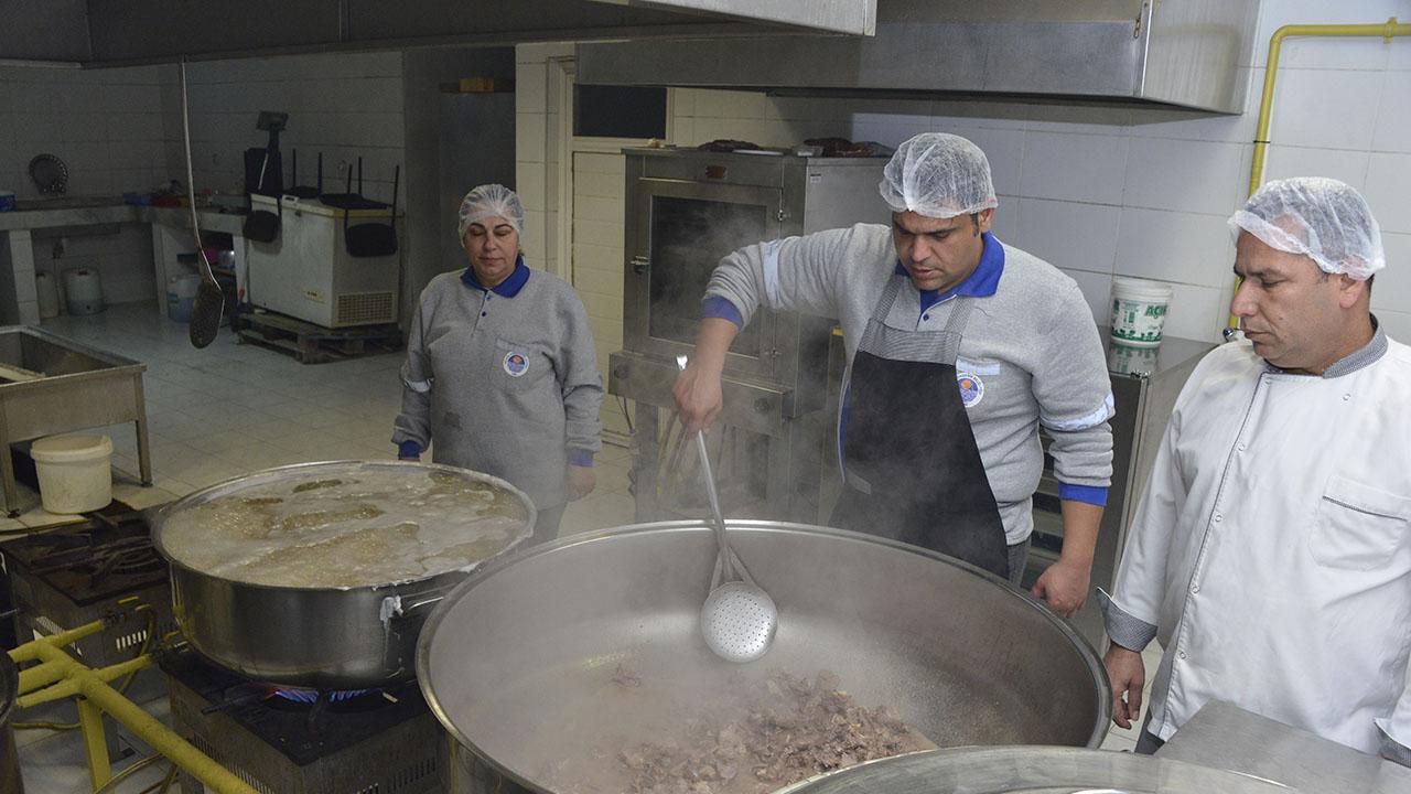 Aşevinde Günlük 500 Kişiye Yemek İkramı