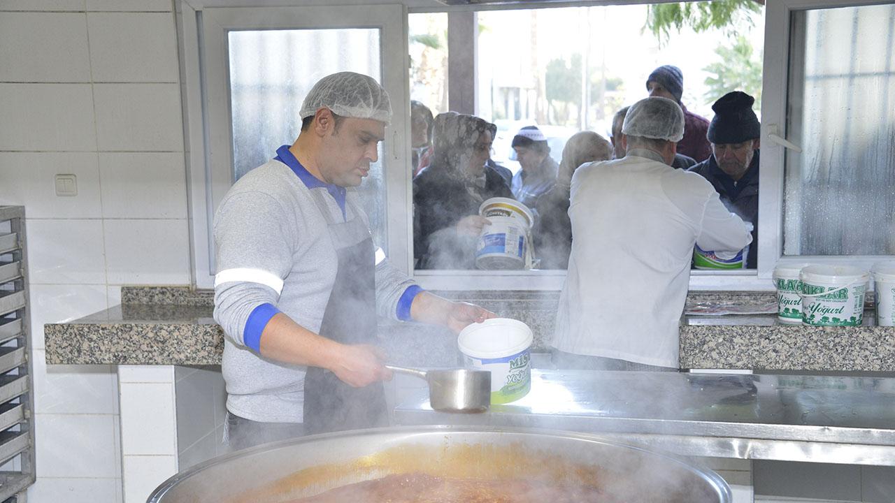 Aşevinde Günlük 500 Kişiye Yemek İkramı