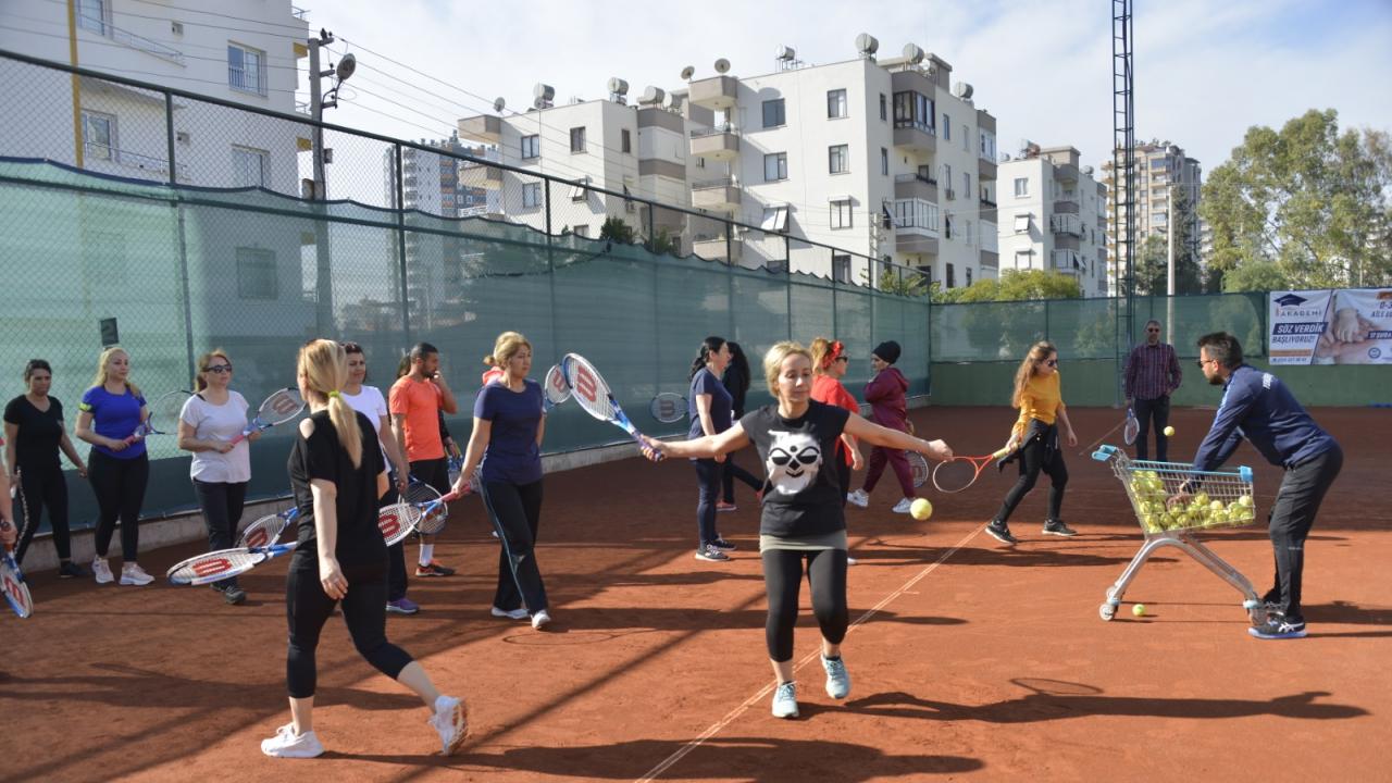 Kadınlar Tenis Öğrenmeyi Pasta Keserek Kutladı