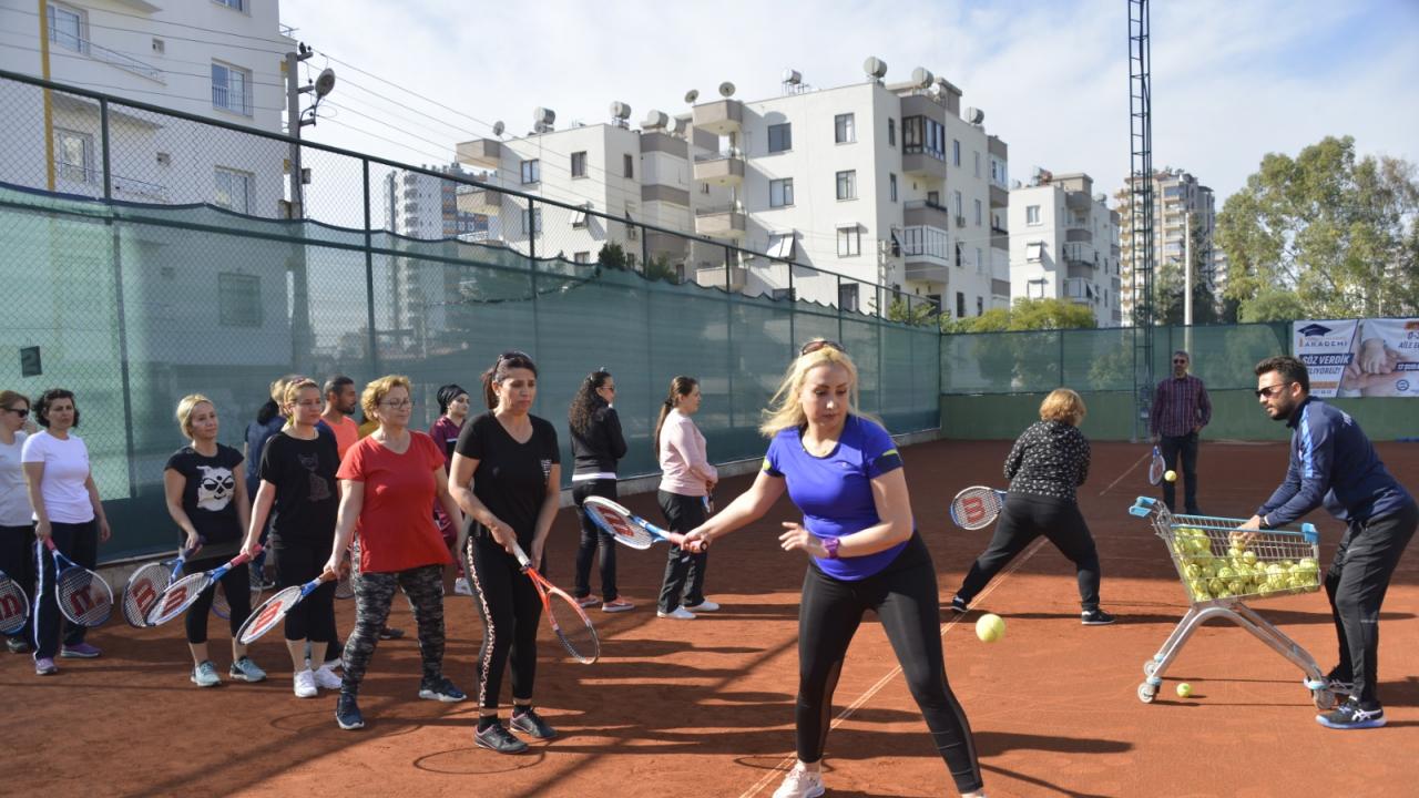 Kadınlar Tenis Öğrenmeyi Pasta Keserek Kutladı