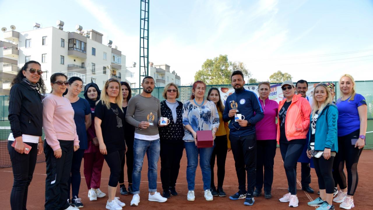 Kadınlar Tenis Öğrenmeyi Pasta Keserek Kutladı