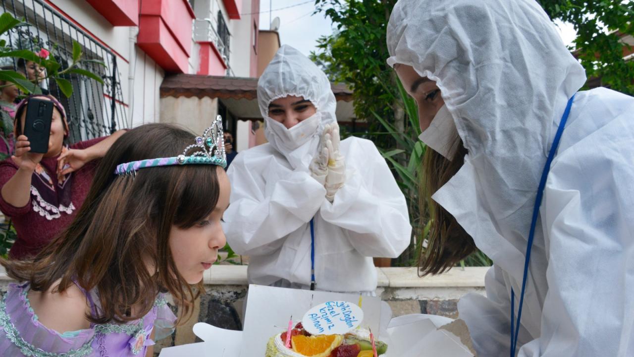 Minik Alina’ya 23 Nisan’da Doğum Günü Sürprizi