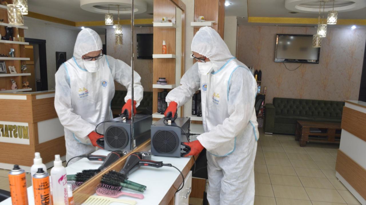 Yenişehir şimdi de berber ve kuaförleri dezenfekte ediyor