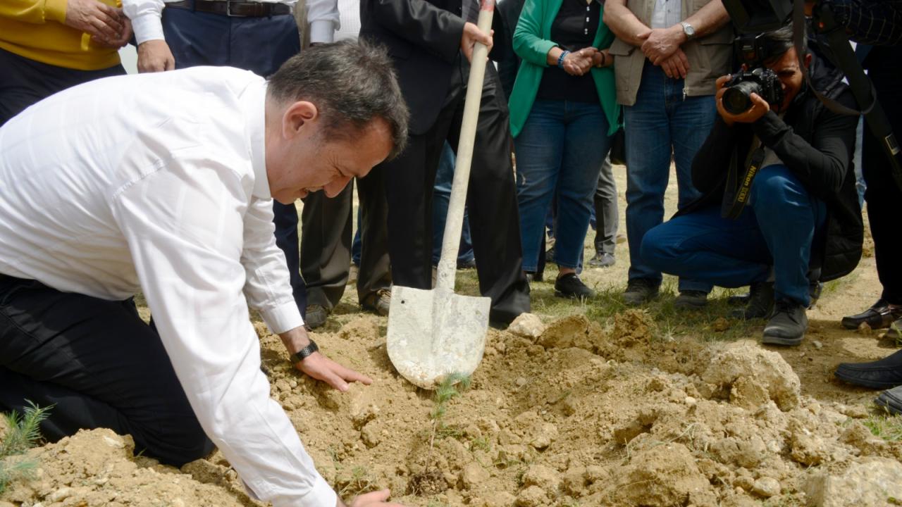 Başkan Özyiğit de fidan bağışlama kampanyasına katıldı