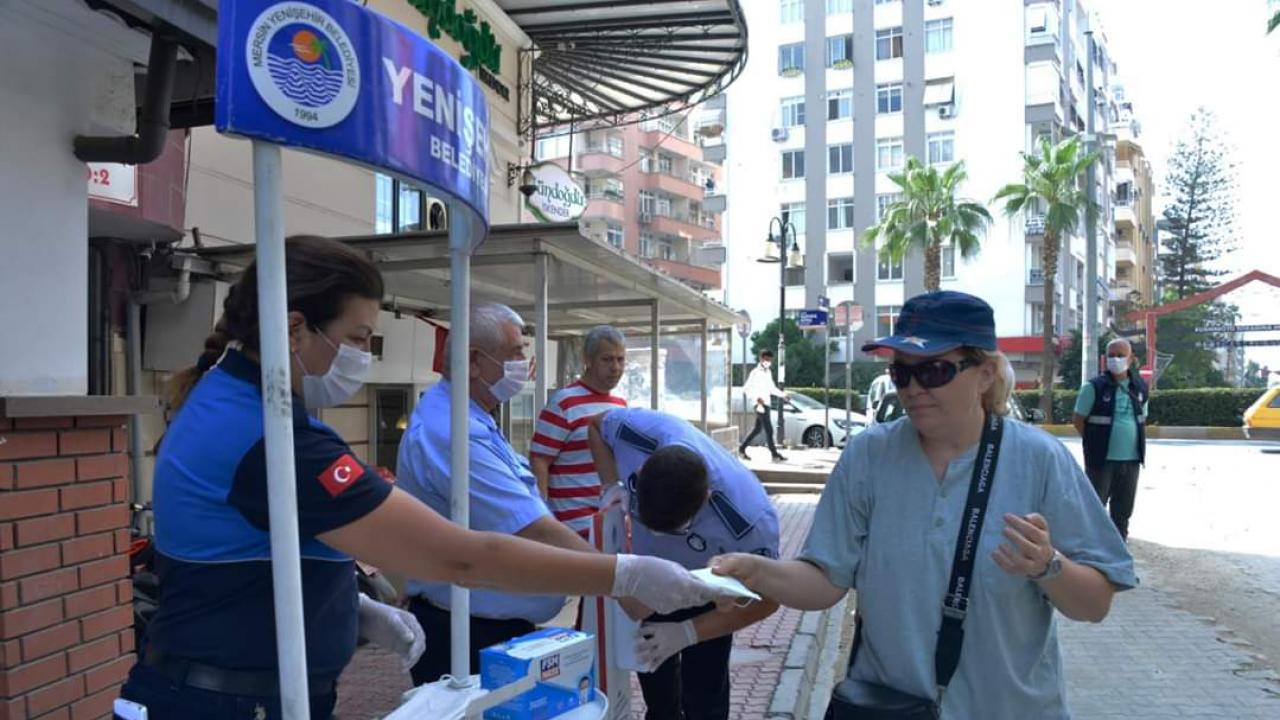 Yenişehir Belediyesi maske dağıtımını sürdürüyor