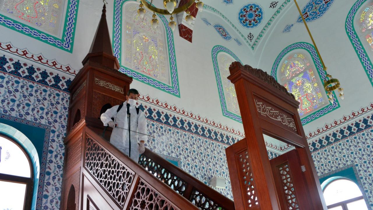 Yenişehir Belediyesi ibadethaneleri dezenfekte ediyor