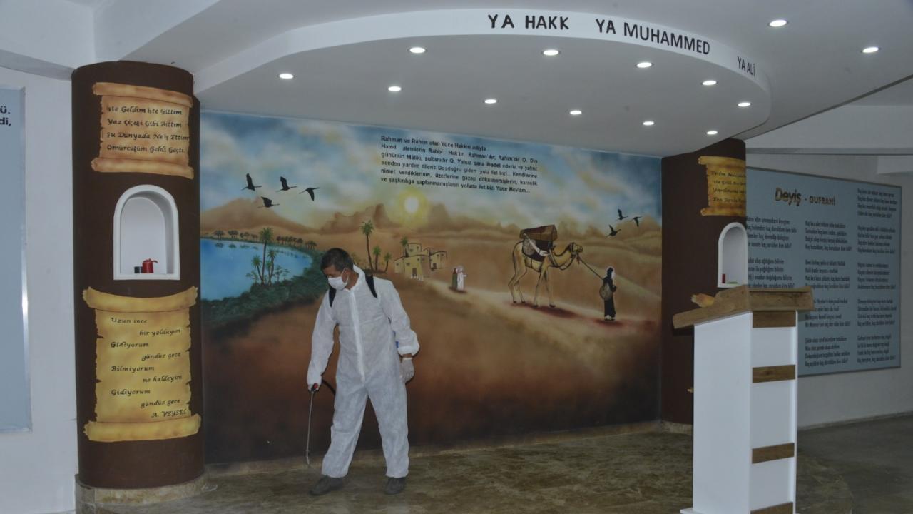 Yenişehir Belediyesi ibadethaneleri dezenfekte ediyor