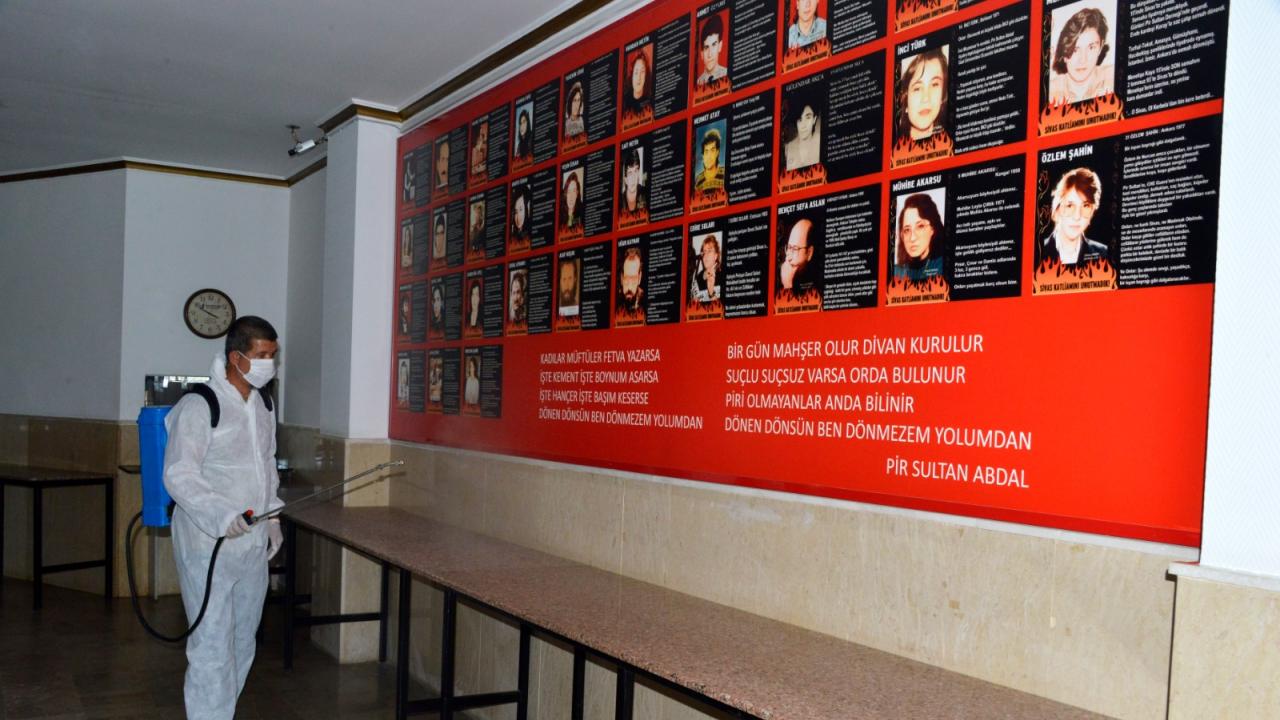 Yenişehir Belediyesi ibadethaneleri dezenfekte ediyor
