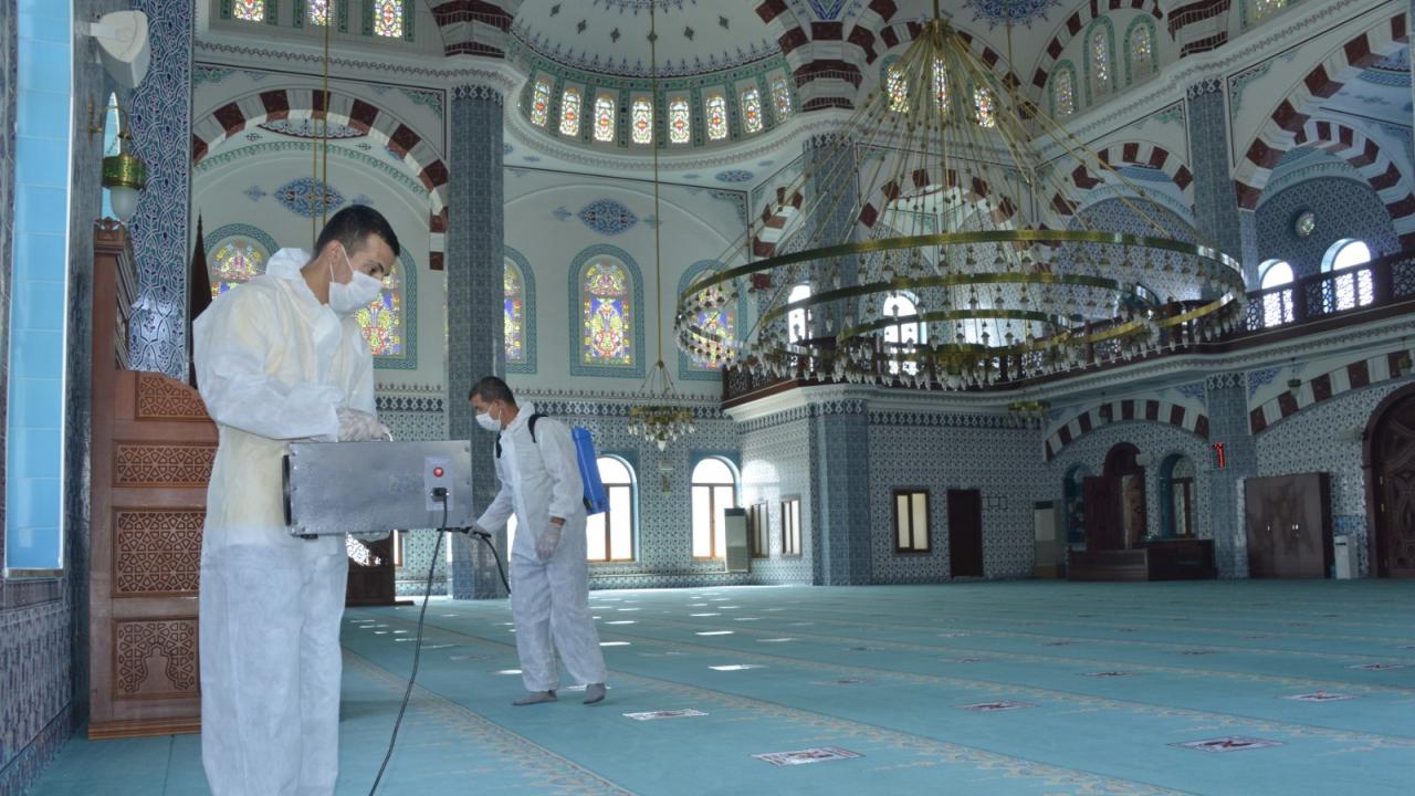 Yenişehir Belediyesi ibadethaneleri dezenfekte ediyor