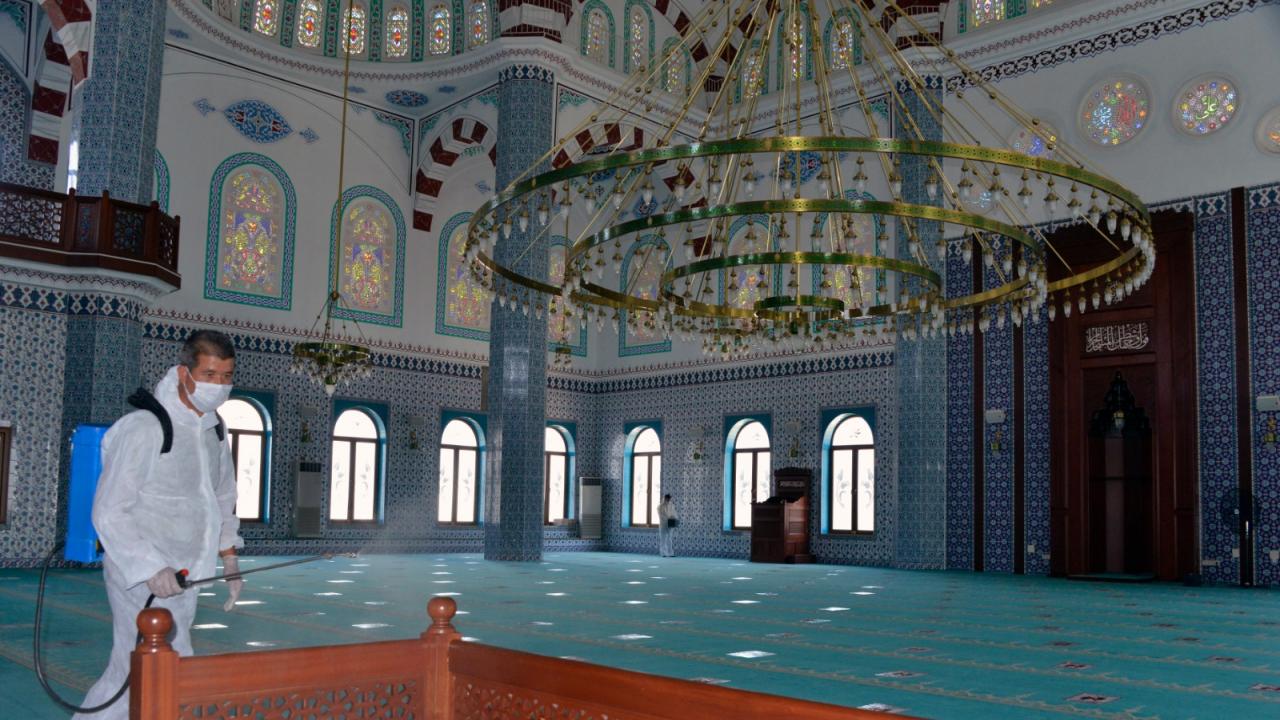 Yenişehir Belediyesi ibadethaneleri dezenfekte ediyor