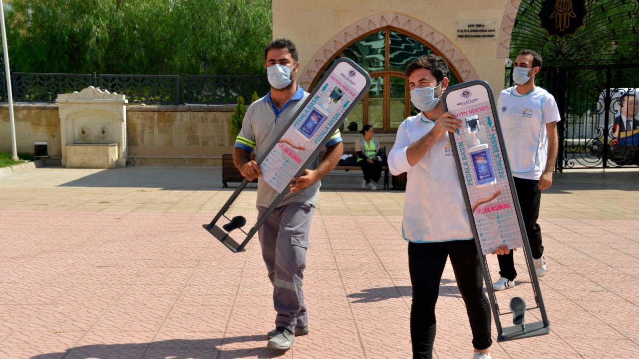 İbadethane girişlerine ayak pedallı dezenfeksiyon cihazı