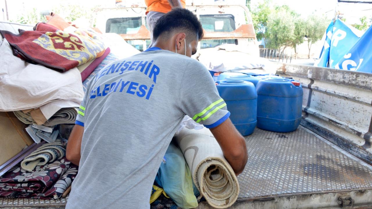 Yenişehir Belediyesi evsiz aileyi yalnız bırakmadı