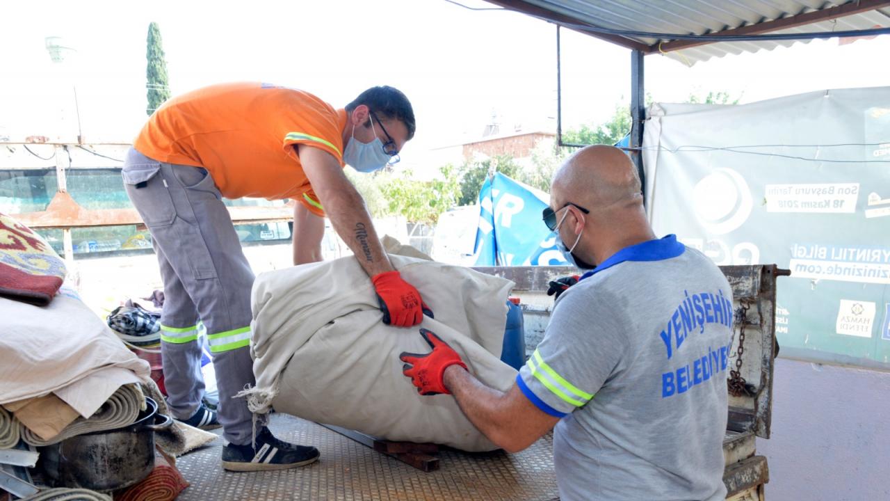 Yenişehir Belediyesi evsiz aileyi yalnız bırakmadı