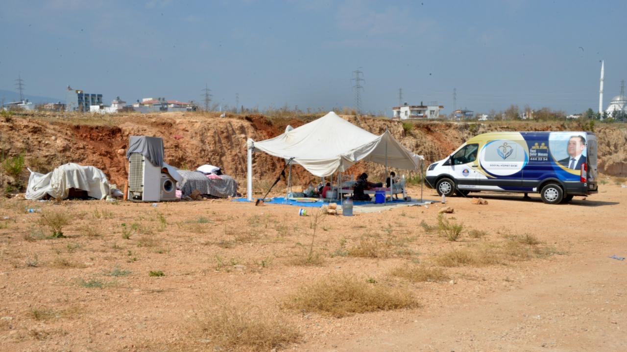 Yenişehir Belediyesi evsiz aileyi yalnız bırakmadı