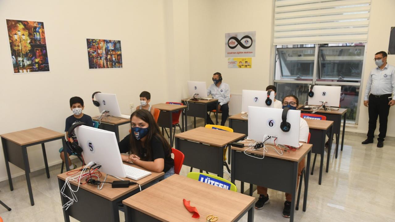 Başkan Özyiğit, EBA Destek Noktasını öğrencilerle açtı