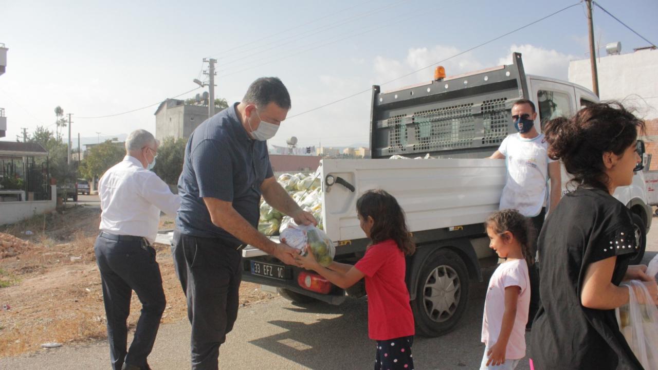 Yenişehir Belediyesi 20 ton narenciye dağıttı
