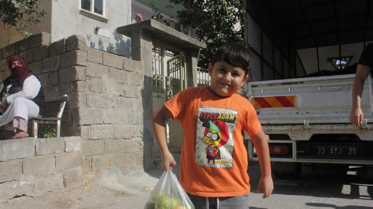Yenişehir Belediyesi 20 ton narenciye dağıttı