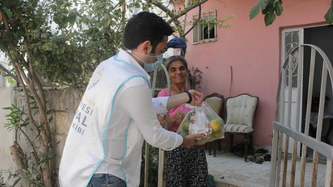 Yenişehir Belediyesi 20 ton narenciye dağıttı