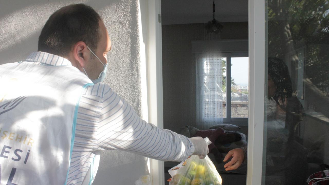 Yenişehir Belediyesi 20 ton narenciye dağıttı