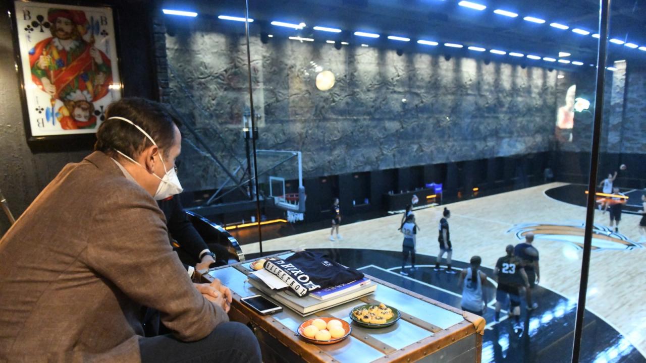 Başkan Abdullah Özyiğit’ten oyunculara tatlı ikramı