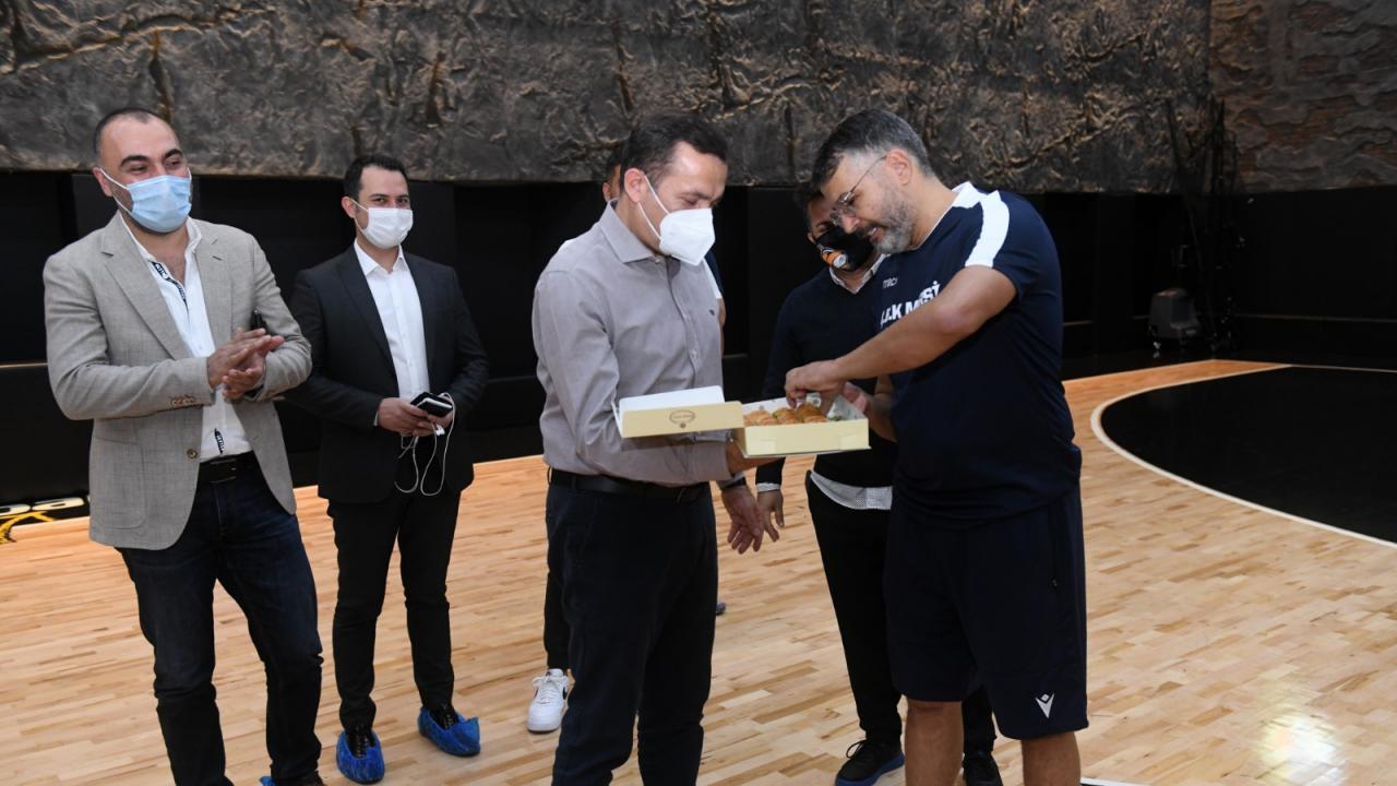 Başkan Abdullah Özyiğit’ten oyunculara tatlı ikramı