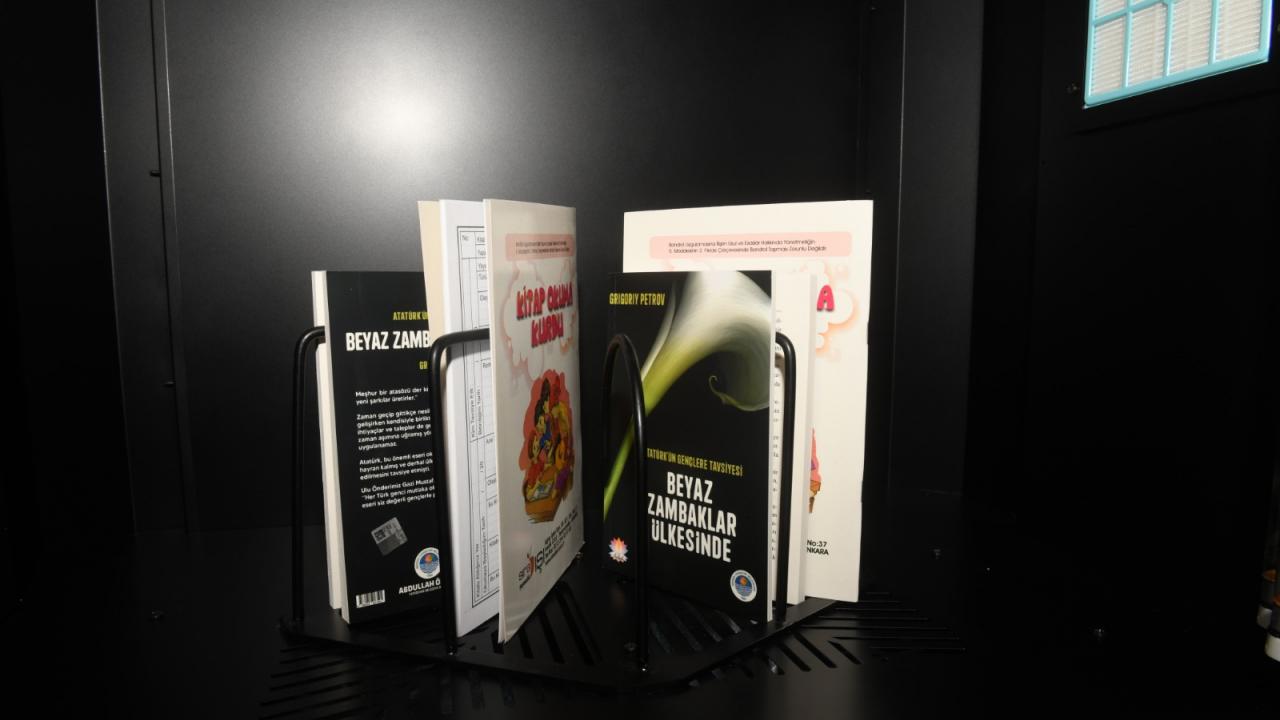 Yenişehir Belediyesi çocuklara steril kitap dağıttı