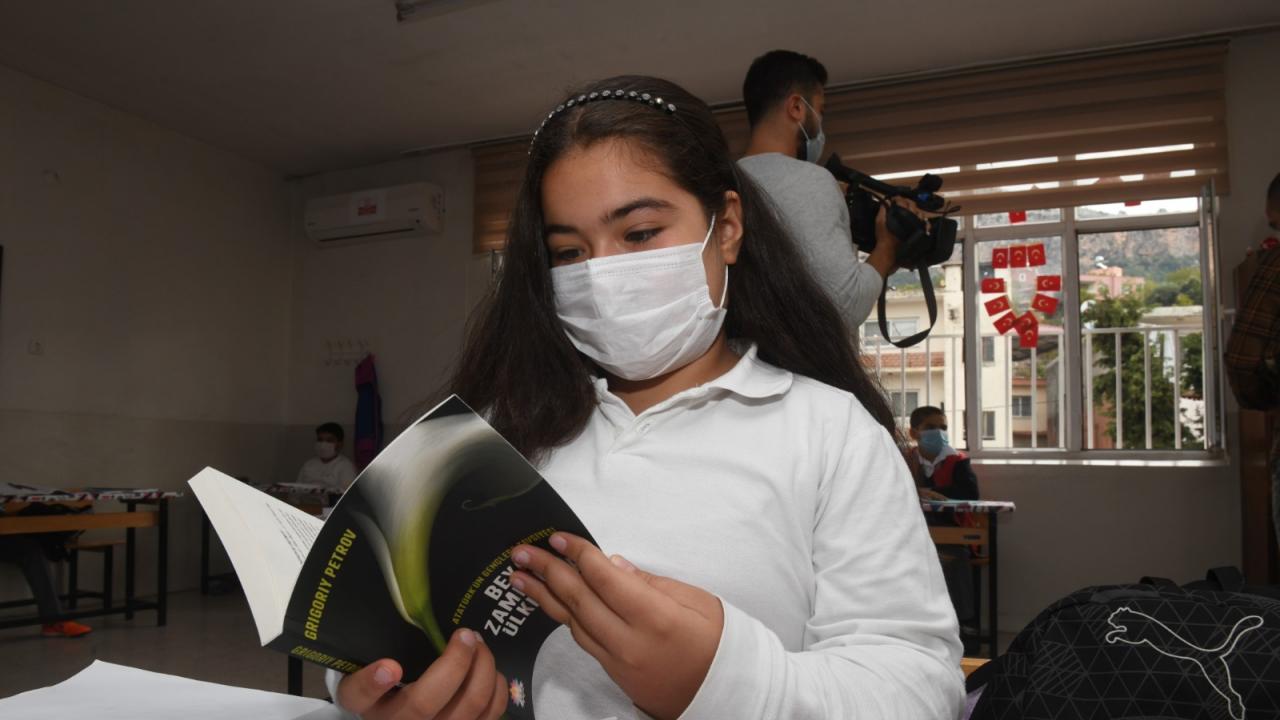 Yenişehir Belediyesi çocuklara steril kitap dağıttı
