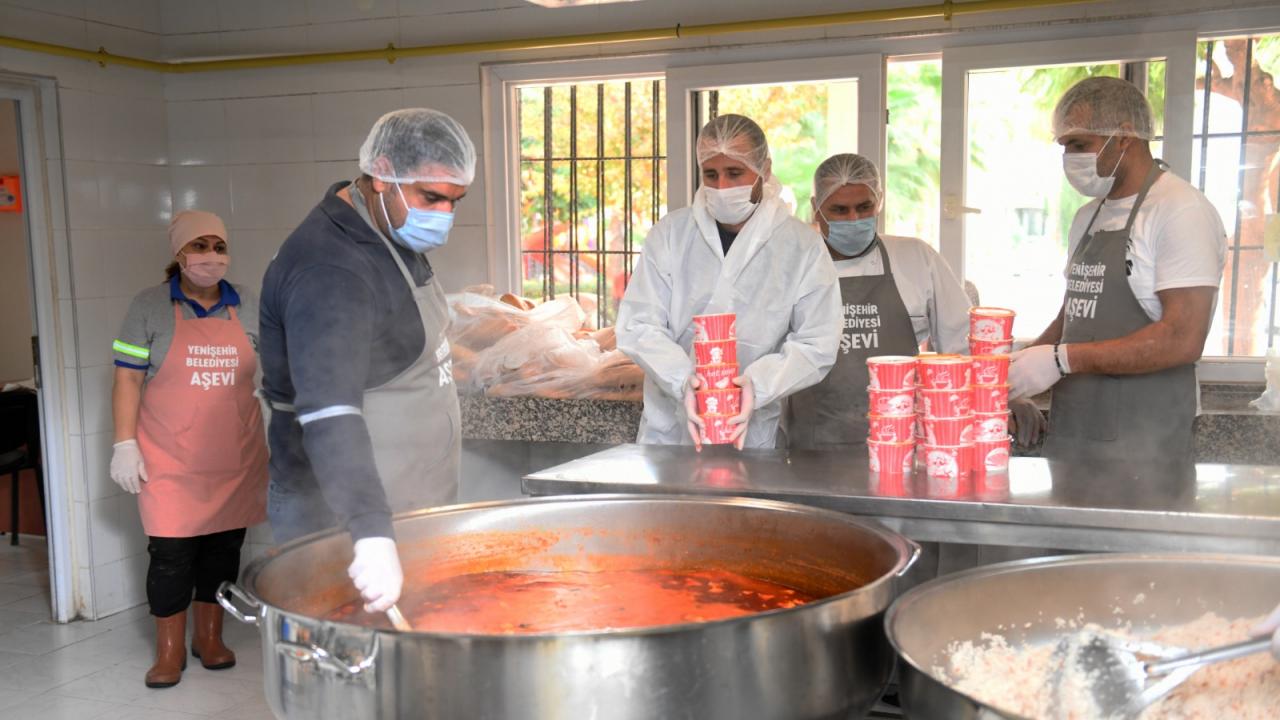 Yenişehir Belediyesi Aşevi’nden evlere yemek servisi 