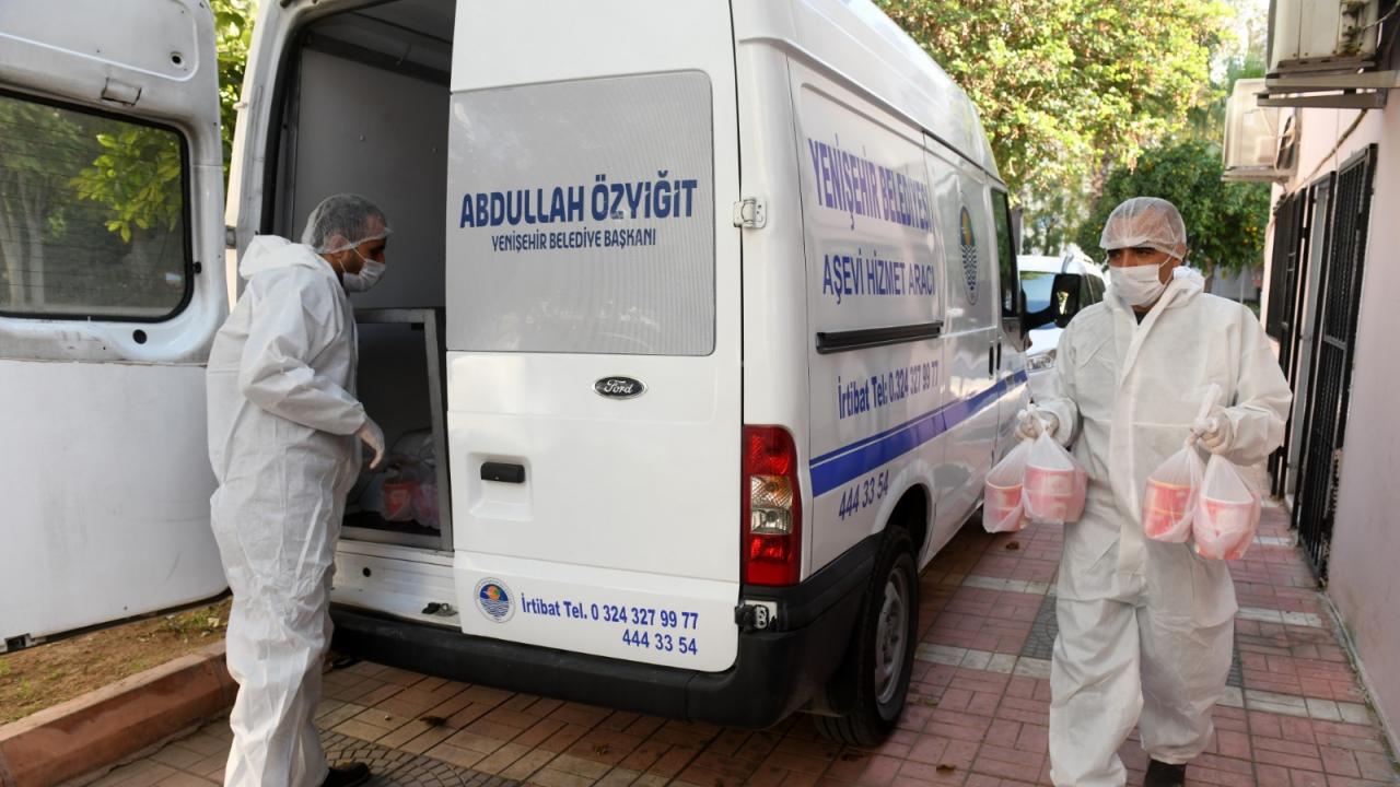 Yenişehir Belediyesi Aşevi’nden evlere yemek servisi 