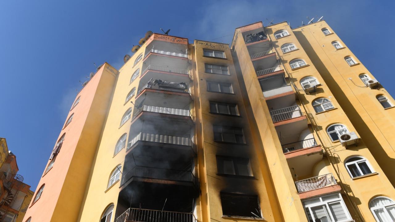 Yenişehir Limonluk Mahallesi Denizay sitesinde çıkan yangın korku yarattı