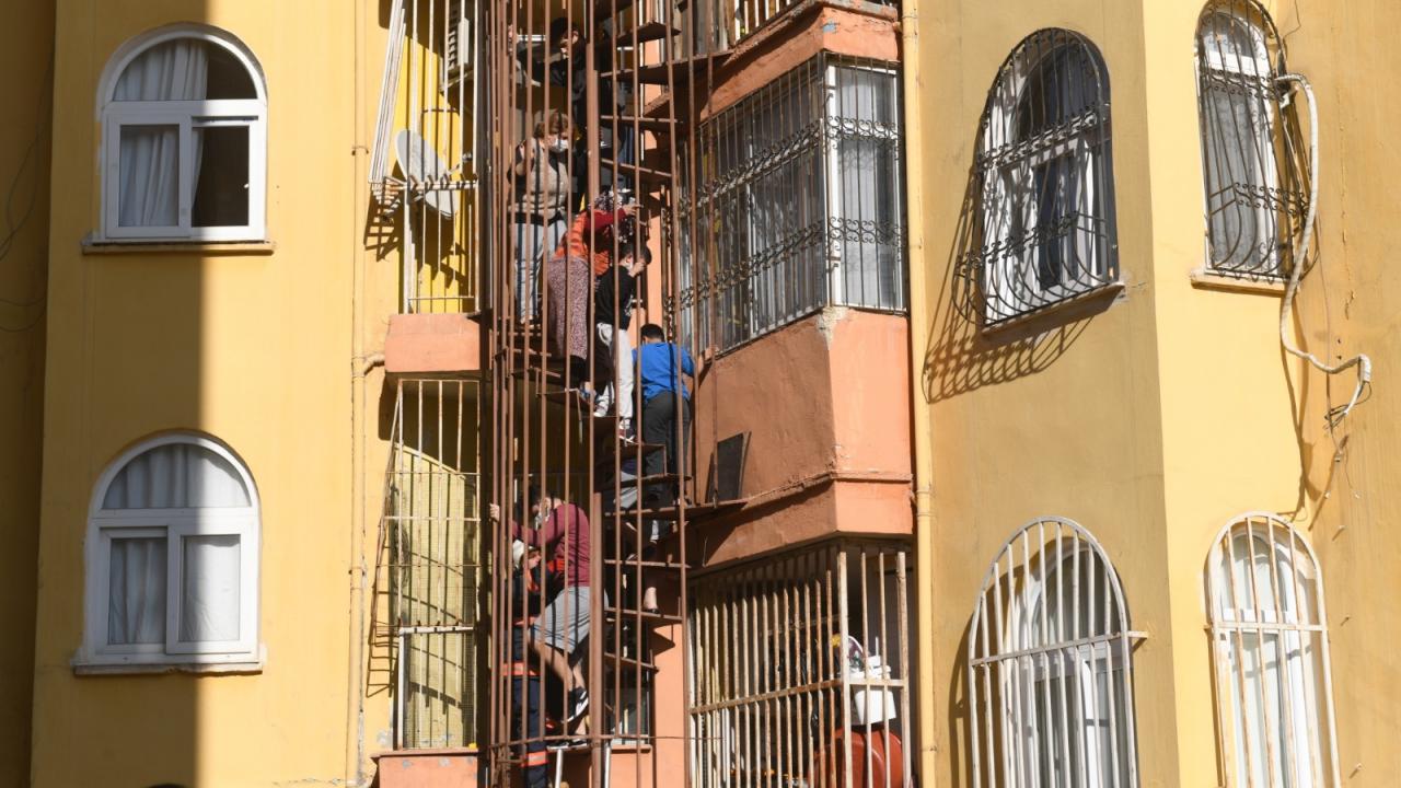 Yenişehir Limonluk Mahallesi Denizay sitesinde çıkan yangın korku yarattı