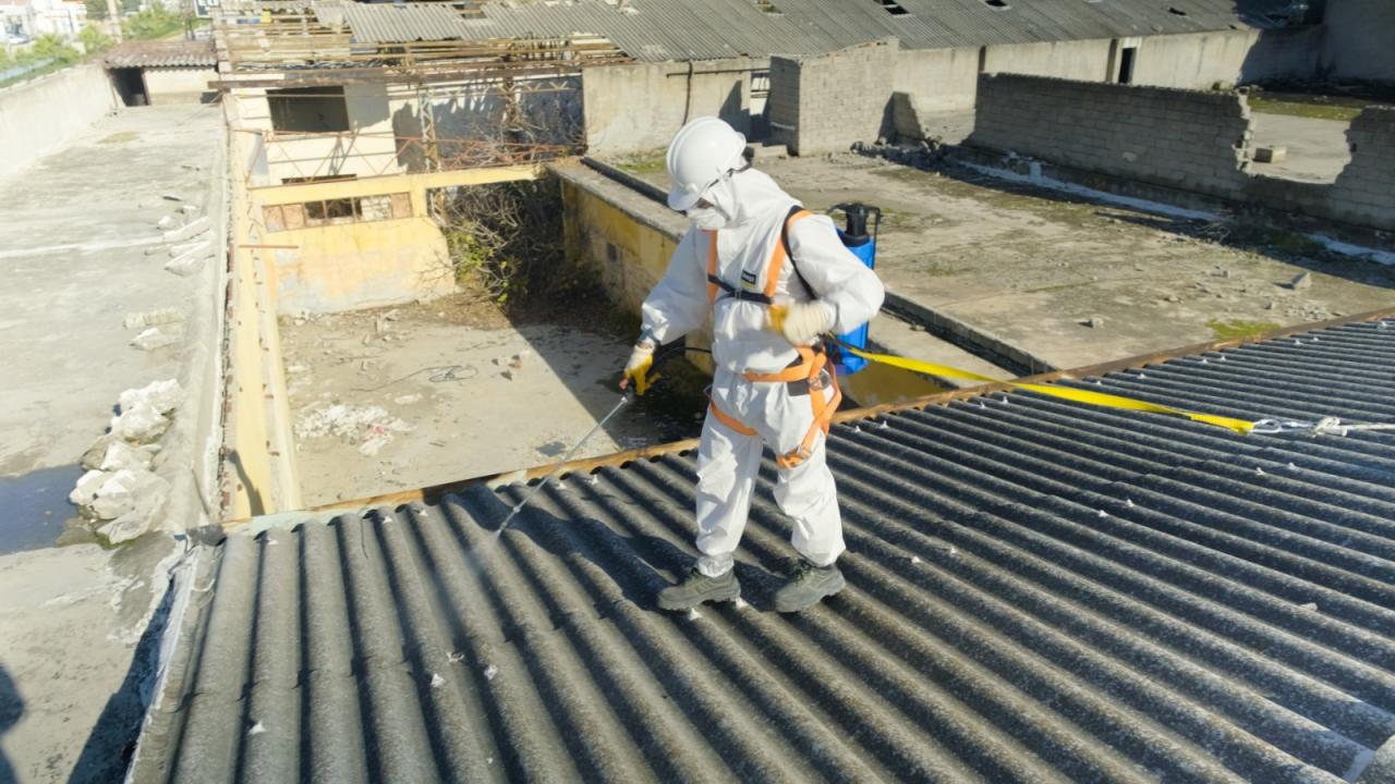 Asbestli binada söküm çalışması başladı
