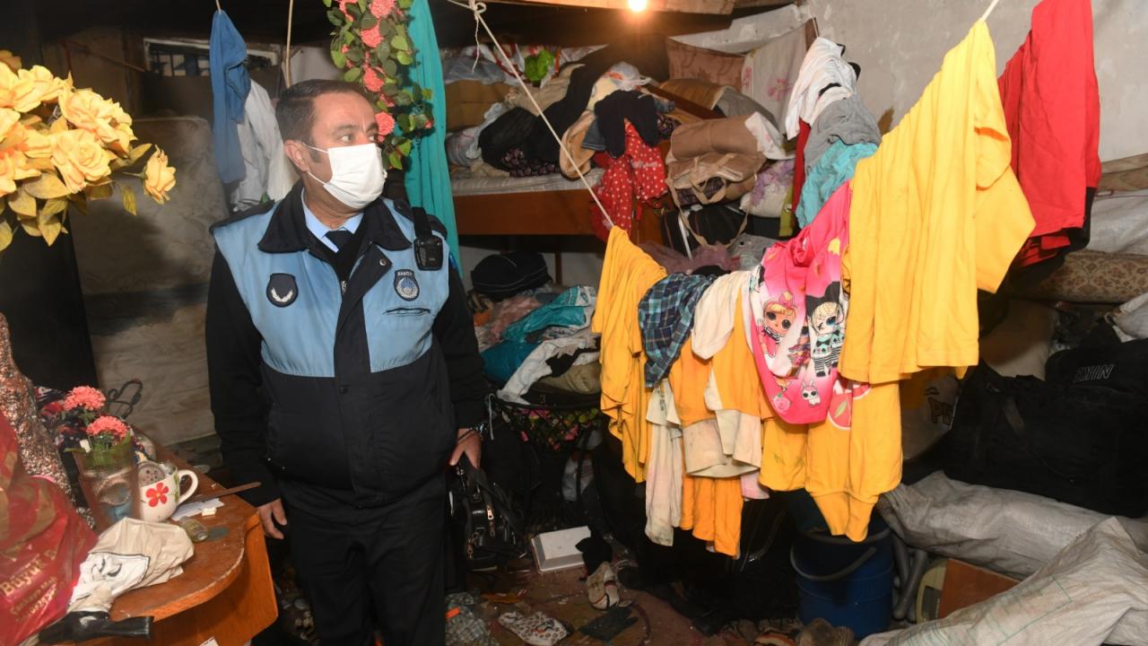 Bir evden 5 kamyon çöp çıkarıldı