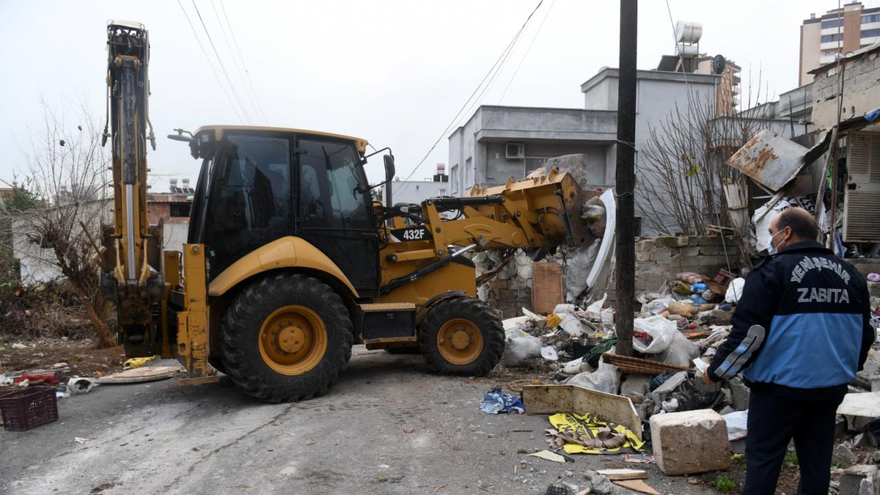 Bir evden 5 kamyon çöp çıkarıldı