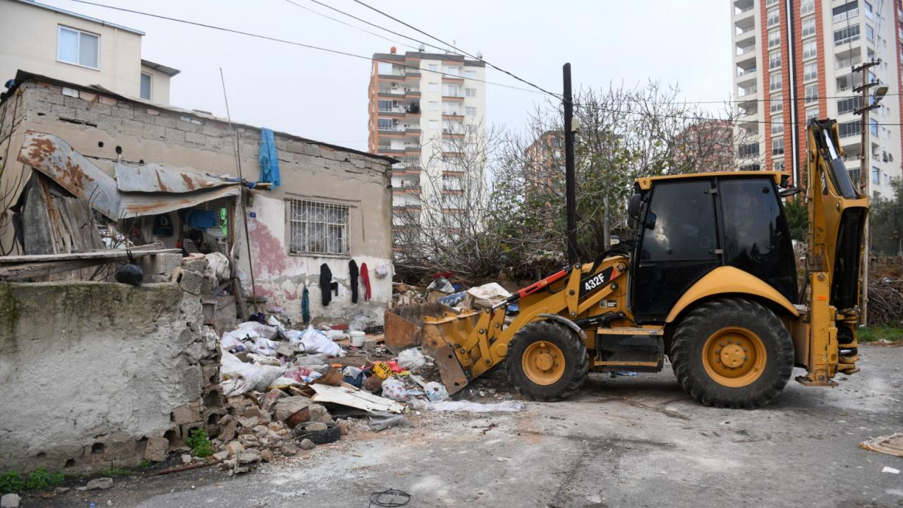 Bir evden 5 kamyon çöp çıkarıldı