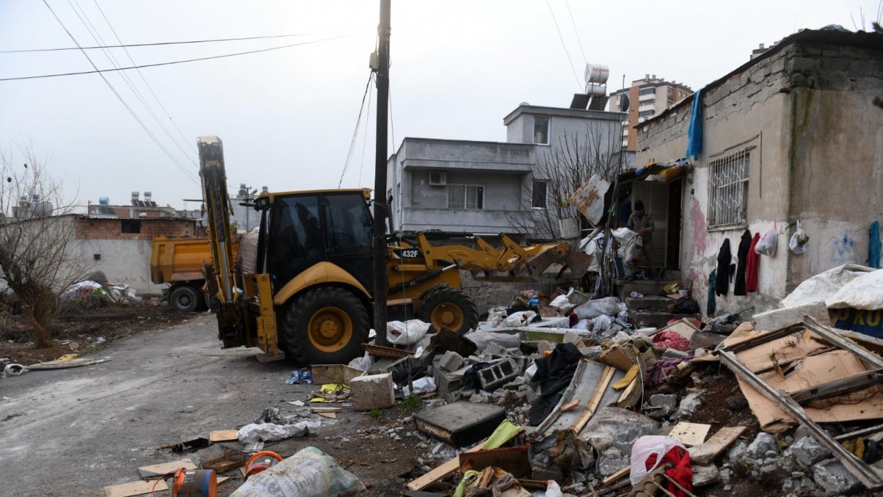 Bir evden 5 kamyon çöp çıkarıldı