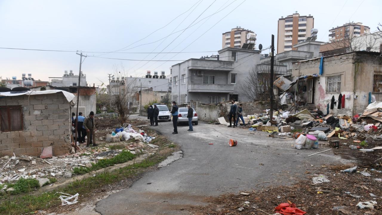 Bir evden 5 kamyon çöp çıkarıldı
