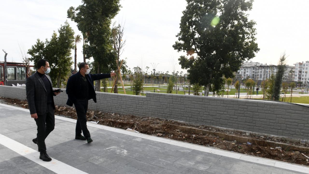 Başkan Özyiğit, yürüyüş ve bisiklet yolunda incelemelerde bulundu