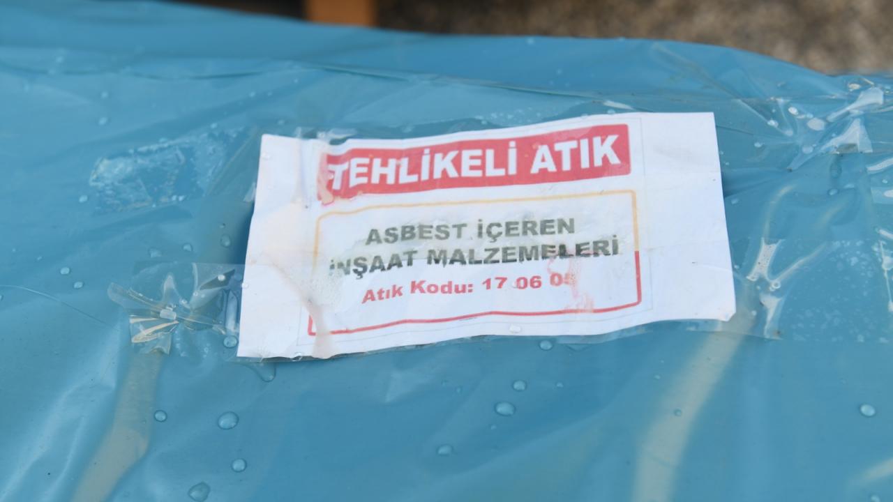 Yıkılacak binadan 20 ton asbestli malzeme söküldü