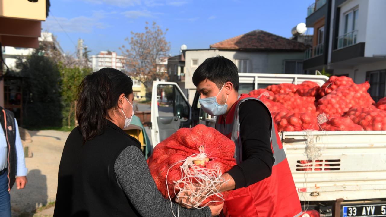 Yenişehir Belediyesi vatandaşa 150 ton soğan dağıttı