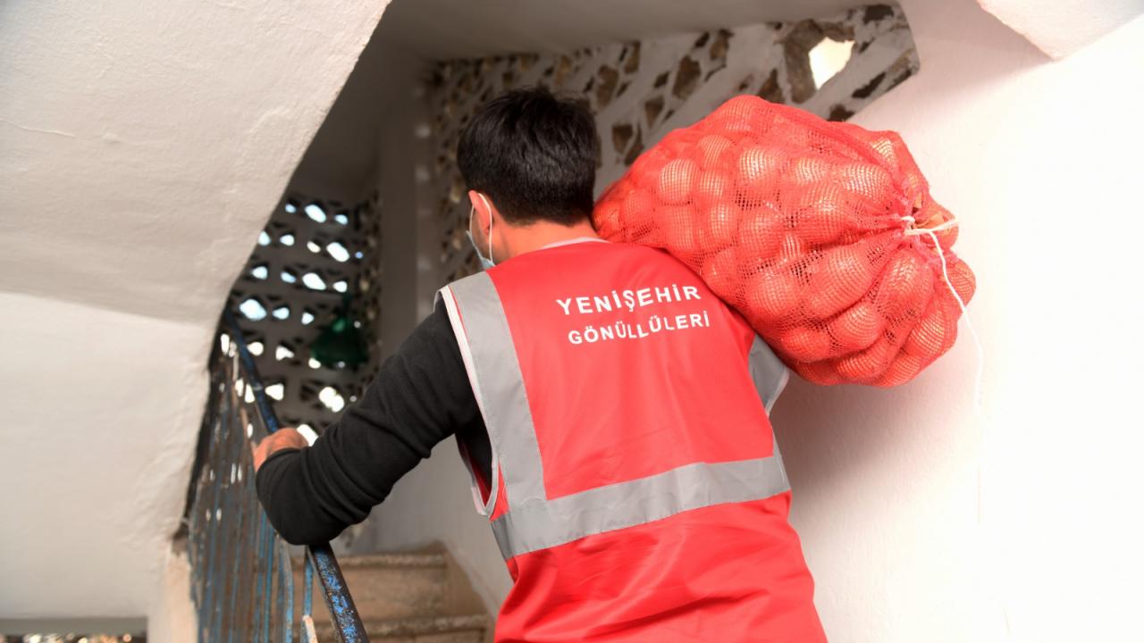 Yenişehir Belediyesi vatandaşa 150 ton soğan dağıttı