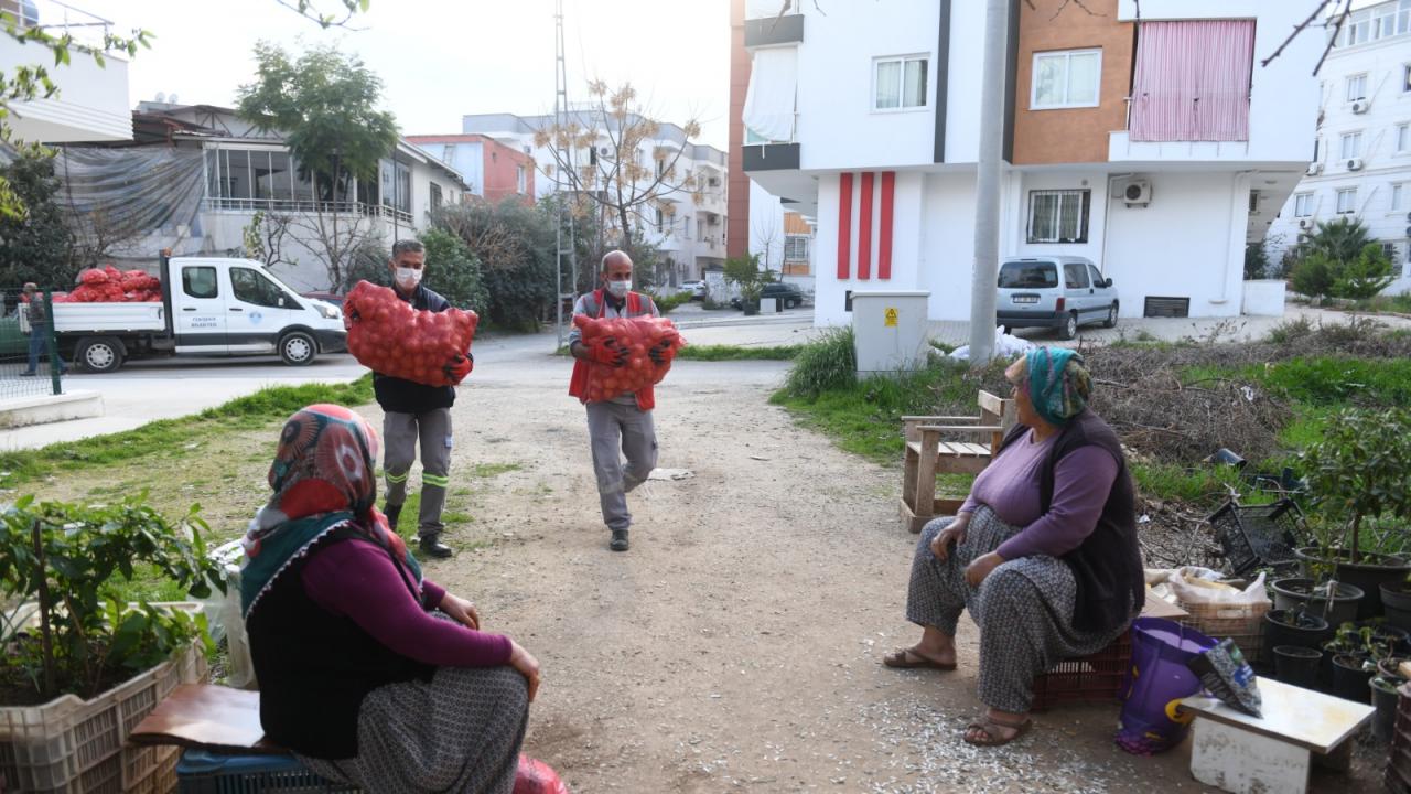Yenişehir Belediyesi vatandaşa 150 ton soğan dağıttı